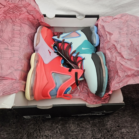 LEBRON XIX ALL LEATHER SZ 13. DS. W/ ORIGINAL BOX - Picture 10 of 11